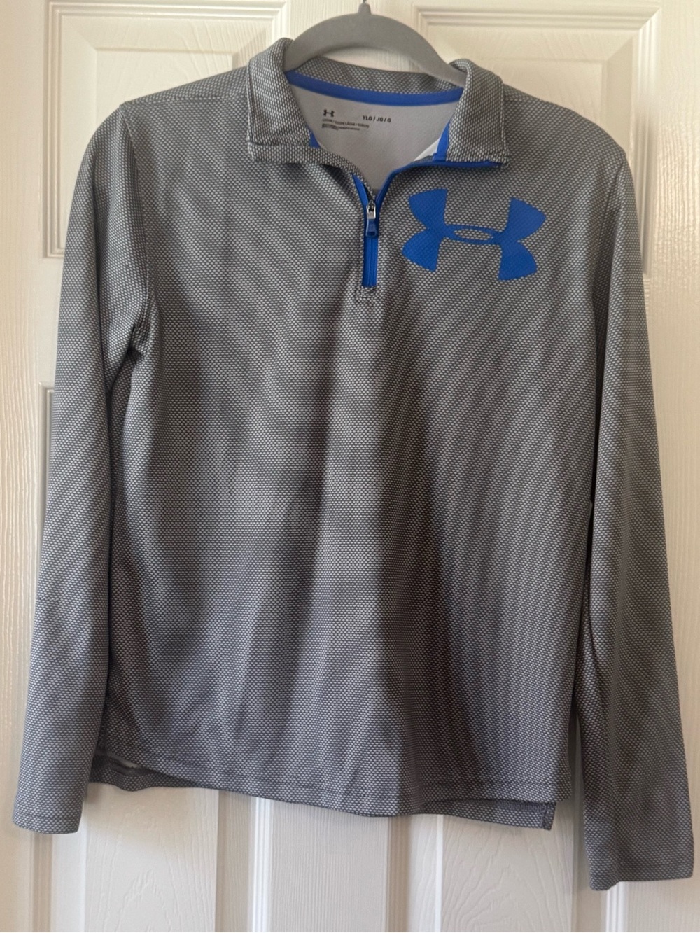 Kid’s Under Armour Gray Long-Sleeve Quarter-Zip Top with Blue Logo (youth L)